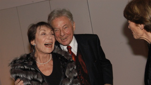 1964: Blieb der SZ Jahrzehnte treu: Joachim Kaiser 2003 auf der Feier seines 75. Geburtstages mit Verlegerin Anneliese Friedmann.