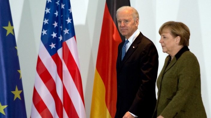 USA und Europa: Bild aus harmonischeren Zeiten der deutsch-amerikanischen Beziehung: Kanzlerin Merkel im Jahr 2013 mit dem damaligen Vizepräsidenten Biden.