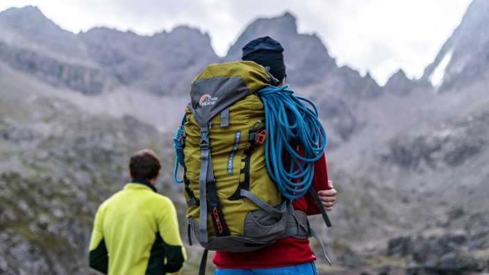 Lienz THEMENBILD Bergsteiger mit Rucksack und Seil vor der Bergkulisse aufgenommen am 09 August