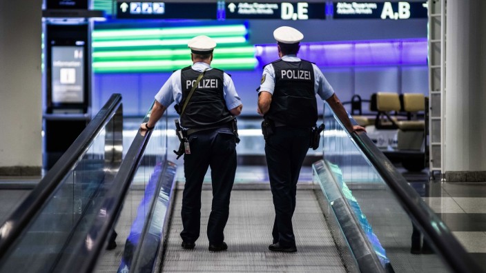 Flughafen München: Die Bundespolizei hat am Münchner Flughafen einen 23-jährigen Tatverdächtigen festgenommen.