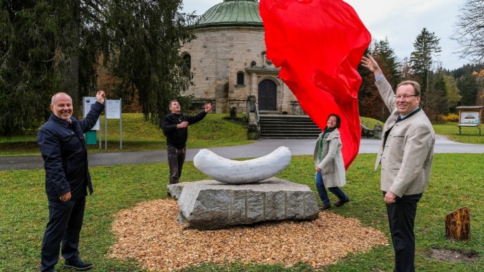 "Extrasausage": Gruppenbild mit Weißwurst: Enthüllung der Skulptur "Extrasausage" vor dem Wasserschloss der Stadtwerke.