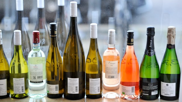 Lieferdienst "Vino Infernale": Die Pandemie ermöglichte den drei Jungunternehmern, an einer Idee zu arbeiten, die sie schon zuvor hatten: Guten Wein an Menschen zu verkaufen, die keine Ahnung von gutem Wein haben.