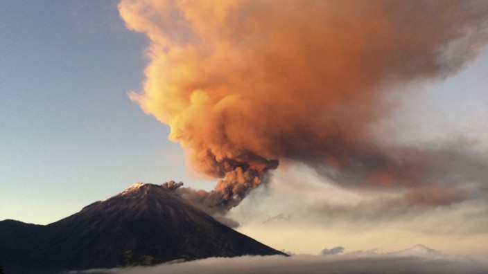 Ecuador's Tungurahua volcano erupts near Banos