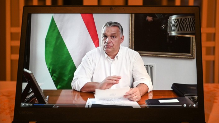 Rechtskonservative Regierung: Viktor Orbán auf vielen Kanälen: Hier kündigt Ungarns Premier neue Corona-Maßnahmen per Facebook-Video an, Mittelsmänner seiner Partei bemühen sich um Medien im Ausland.