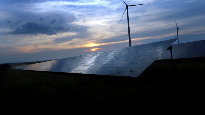 Erneuerbare Energien: Im Dunkeln liefern herkömmliche Solarzellen keinen Strom - Windräder schon eher.