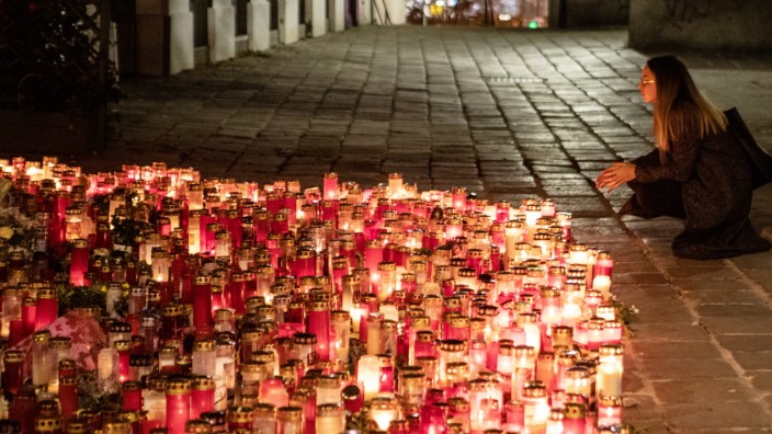 AUSTRIA - VIENNA - TERROR - ATTACK ÖSTERREICH; WIEN; 20201110; Eine Frau zündet eine Gedenkkerze am Tatort vor dem Resta