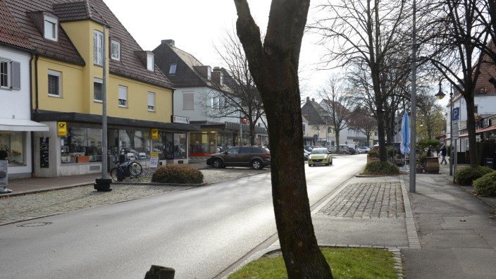 Unterschleißheim: Die Bezirksstraße ist die Haupteinkaufsstraße in Unterschleißheim. Die Stadt würde ihre Attraktivität am liebsten mit einem Vollsortimenter steigern. Doch der Platz ist knapp.