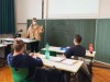 Lehrerin mit dicker Winterjacke und Mundschutzmaske im PrâÄ°senzunterricht, Gestik, Corona-Krise, Stuttgart, Baden-W¸rtte