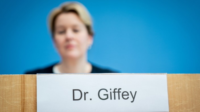 Bundesfamilienministerin Franziska Giffey bei einer Pressekonferenz