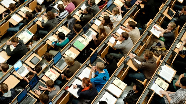 Digitalisierung: Wissen bereichert, schützt aber nicht vor Kälte: Studierende im großen Hörsaal der Technischen Universität in München.