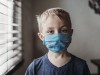 Coronavirus: Ein Kind mit einer Atemschutzmaske