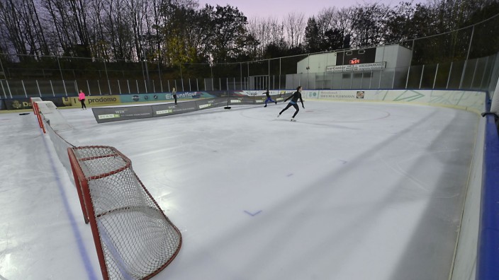 Ottobrunn: Auf jeder der fünf Teilflächen im Ottobrunner Eisstadion dürfen maximal zwei Schlittschuhläufer trainieren.