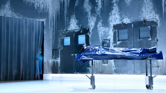 Theater: Eisiges Bühnenbild von Zane Pihlström: "Mein Jahr der Ruhe und Entspannung" am Schauspielhaus Zürich