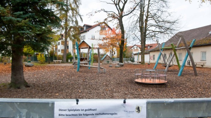 Stadtrat Grafing: Die Haltung der Grafinger Stadträte scheint klar: Sie wollen, dass der Max-und-Moritz-Spielplatz auf jeden Fall bleiben kann.