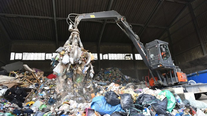Abfallwirtschaft: 2019 wurden in Sollach 16 800 Tonnen Hausmüll sowie 6200 Tonnen sonstiger Siedlungsabfall aus Privathaushalten und Gewerbe angeliefert.