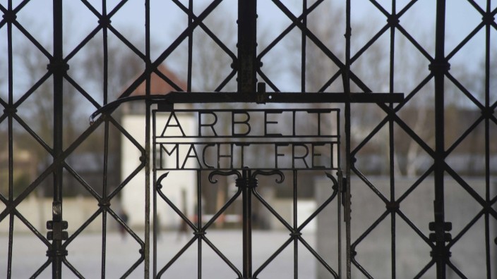 Dachau: Die Recherche- und Informationsstelle Antisemitismus hatte auf den geschmacklosen Beitrag aufmerksam gemacht und geschrieben, dass auf der Fotomontage das Eingangstor des KZ Dachau (im Bild) zu sehen sei. Nach Ansicht von Experten dürfte es sich aber um das Lagertor des KZ Sachsenhausen handeln.