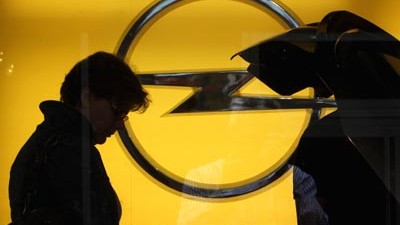 Opel-Verkauf an Magna: Das Tauziehen um Opel geht weiter: Nun macht die EU-Kommission Schwierigkeiten.
