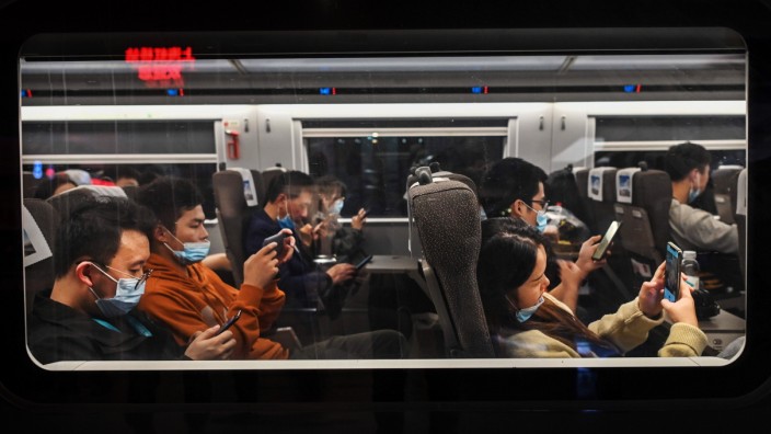 China und Covid-19: Bahnhof in Shanghai: In manchen Regionen Chinas müssen Reisende einen aktuellen Coronatest vorzeigen, um mit dem Zug fahren zu dürfen.