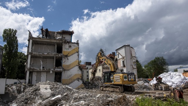 Sendling: Im Sommer waren die Gebäude der Neuhof-Schulen abgerissen worden, inzwischen hat auf dem 7900 Quadratmeter großen Grundstück der Aushub für den Wohnkomplex begonnen.