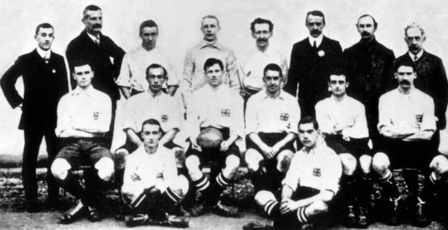 Olympiasieger England hi R v li Barlow Funktionär F Styles Walter Corbett Torwart Horace Bail; England, Olympiasieger 1908
