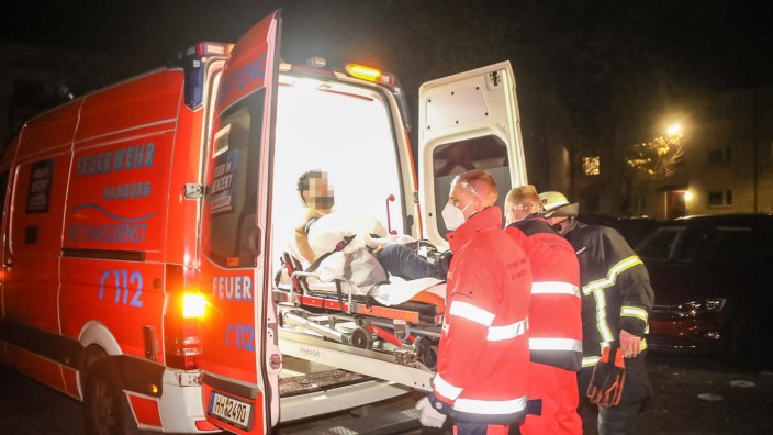 Zwei Personen nach Auseinandersetzung in einer Wohnung schwer verletzt 15.11.20 - Hamburg: Am frühen Sonntagabend kam e