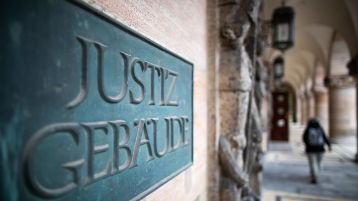 Nürnberg: An der Wirtschaftskammer des Landgerichts Nürnberg-Fürth beginnt an diesem Montag ein Prozess gegen sieben Männer und eine Frau wegen Betrugs- und Korruptionsvorwürfen.