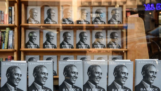 Medien: Das neue Buch von Barack Obama, hier im Fenster eines Buchladens in Washington, soll ein globaler Bestseller werden.