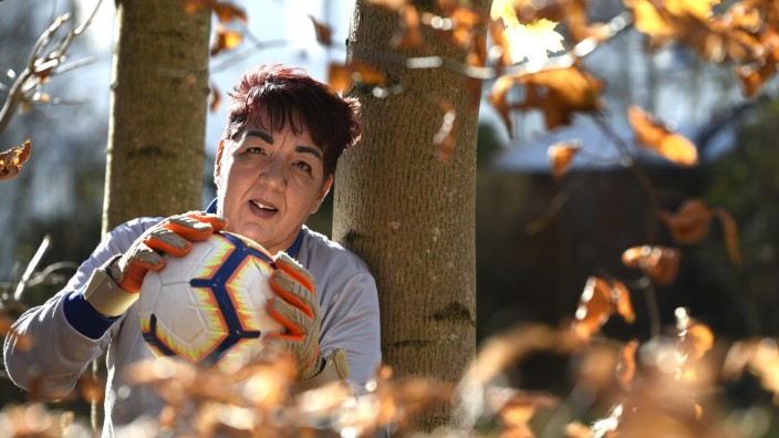 Profisport: Der Ball fest in den Händen: Immer noch ist Fußball die große Leidenschaft von Graziella Barba, 57.