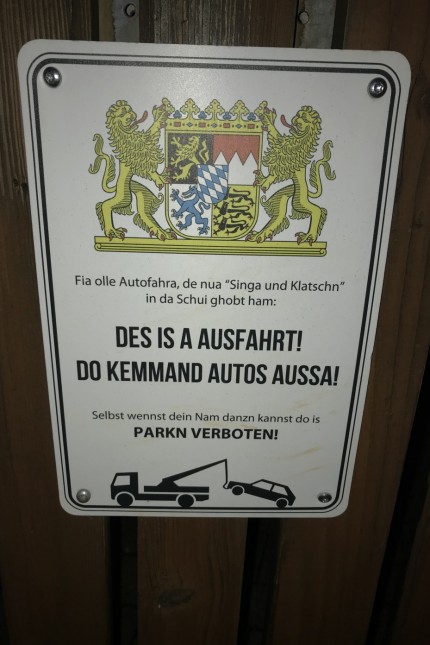 Mitten in Freising: Mit diesem Schild weist ein Anwohner darauf hin, dass er das Parken vor seiner Ausfahrt missbilligt.