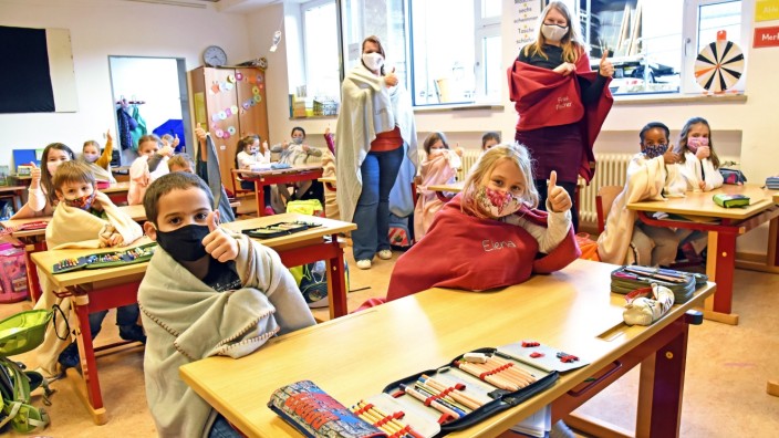 Maisach: Die Kinder der 2c freuen sich über die kuscheligen Decken. Lehrerin Sandra Fischer (rechts) hatte die Idee, Nicole Kölnsperger bestickt sie.