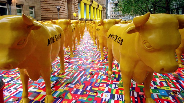 Deutsche Post: Börsengang der Post im November 2000: Flaggen symbolisierten die Internationalisierung, die gelben Bullen den erhofften Kursanstieg.