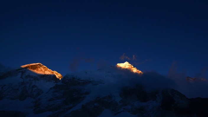 Mount Everest: Für viele Bergsteiger ist der Mount Everest ein Sehnsuchtsziel. Doch auch auf dem höchsten Gipfel der Erde haben Klimawandel und Umweltverschmutzung bereits sichtbare Spuren hinterlassen.