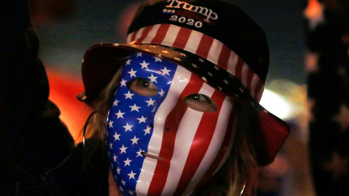 Angeblicher Wahlbetrug: Eine Trump-Unterstützerin demonstriert in North Las Vegas, Nevada gegen das Wahlergebnis.