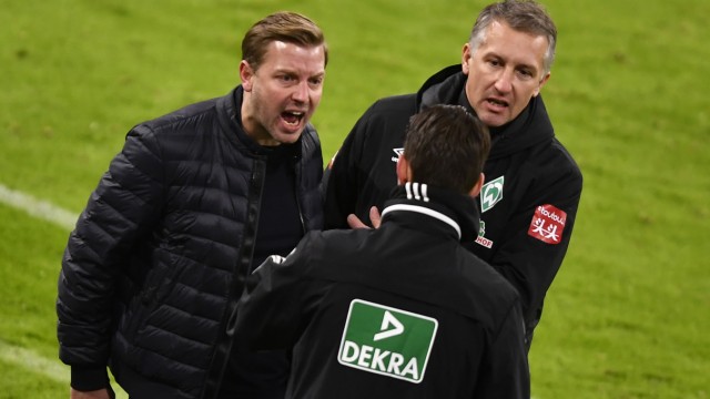 Bayern-Dominanz in der Bundesliga: Florian Kohfeldt und Marco Bode beschweren sich während der Partie in München beim vierten Offiziellen.
