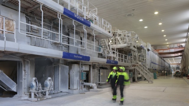 Klimawandel: Die Papiermaschine von im UPM-Werk Schongau läuft bevorzugt dann, wenn dafür genügend regenerative Energie zur Verfügung steht.