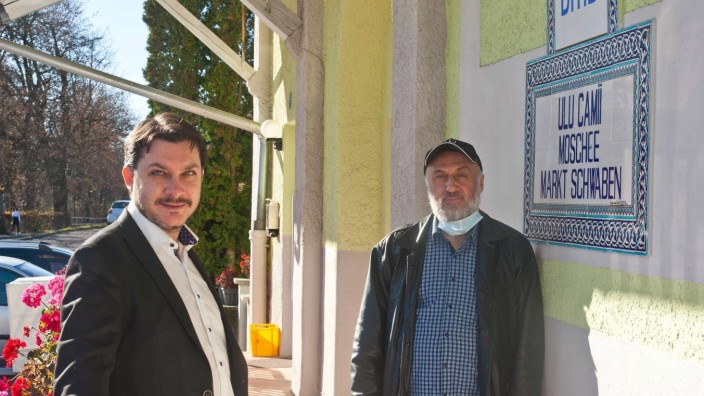 Ditib Markt Schwaben: Aykan Inan (links), Geschäftsführer von Ditib Südbayern und Halil Demir, der Vorsitzende der von Ditib Markt Schwaben, vor der dortigen Moschee.