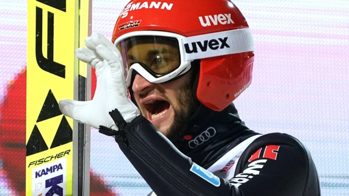 Skispringen: Markus Eisenbichler freut sich über seinen Weltcup-Sieg.