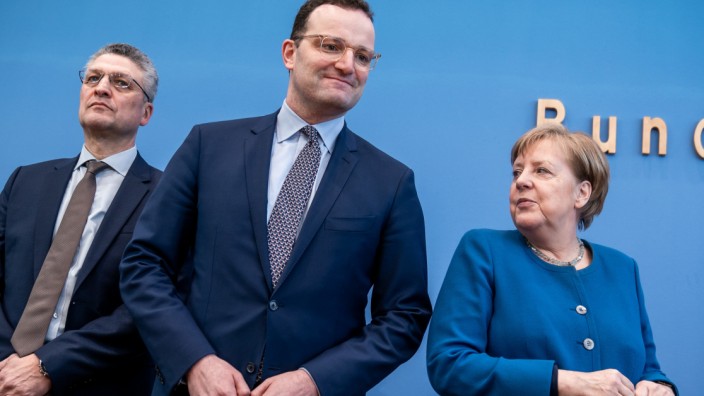 Corona-Aufarbeitung: Waren für sie schlicht die härtesten Maßnahmen die besten? RKI-Chef Wieler, der damalige Gesundheitsminister Jens Spahn und Kanzlerin Angela Merkel im März 2020.