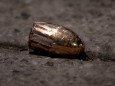 Eine Kugel liegt nach dem Massenmord in Hanau  auf einem Bürgersteig. Bereits vor dem Verbrechen wurde gegen Tobias R. ermittelt.