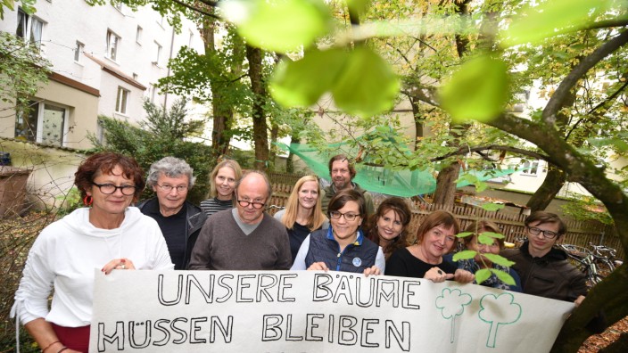 Bauen in München: Im Oktober 2019 demonstrierten die Nachbarn zum ersten Mal gegen die geplanten Baumfällungen. An ihrem Protest halten sie weiterhin fest.