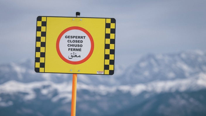 Corona in Österreich: Hinweisschild für gesperrte Skipiste am Kitzsteinhorn