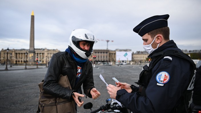 Frankreich: Die Angst schwingt immer mehr mit: Ein Polizist kontrolliert auf dem Place de la Concorde einen Motorradfahrer.
