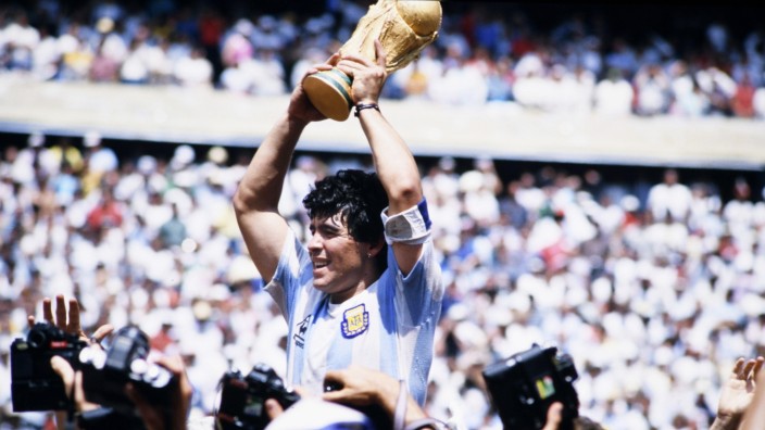 MARADONA Diego Team Argentina mit dem WM Pokal bei der Siegerehrung im Azteka Stadion Endspiel FIFA WM Finale 1986 in Me; Maradona