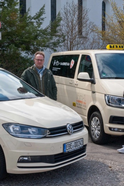 Corona-Krise in Ebersberg: Wie viele Taxiunternehmer im Landkreis klagen auch Rene Buchner (links) und Anil Bostan aus Vaterstetten über ausbleibende Kundschaft.
