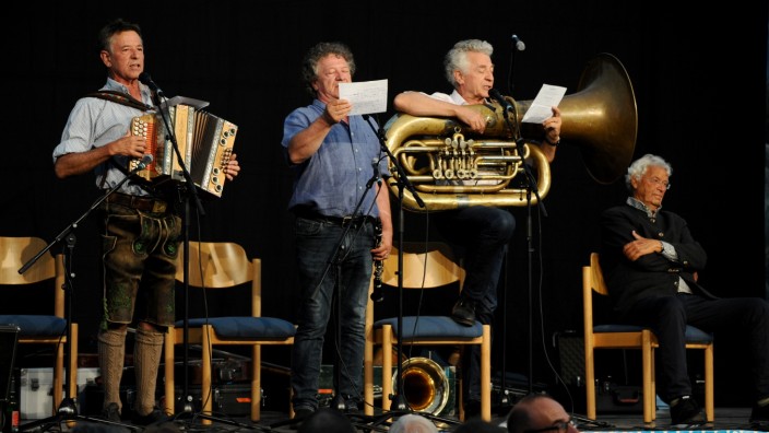Kulturzentrum Bosco: Die einen musizieren, der andere nicht: die drei Well-Brüder aus'm Biermoos bei einem ihrem gemeinsamen Auftritte mit Gerhard Polt.