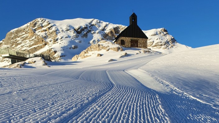 Skigebiete in Bayern: Rein theoretisch wären die Pisten bereit, befahren zu werden.