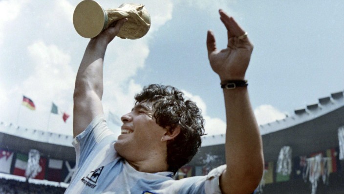 Zum Tod von Diego Maradona: Diego Maradona, das waren Triumphe wie das 3:2 gegen Deutschland im Aztekenstadion in Mexiko-Stadt, 1986. Es waren aber auch die Nutten, das Koks, die Camorra - all das, was ihn in den Abgrund trieb.