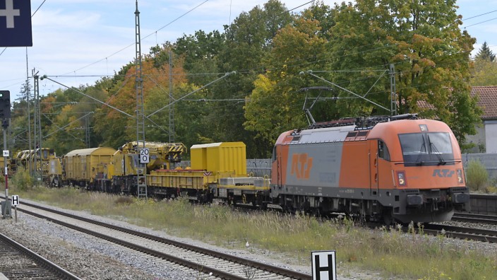 Schienenprojekt: Die viergleisige Bahntrasse durch Haar soll zusätzlich zum S-Bahnverkehr mehr Güterzüge aufnehmen.