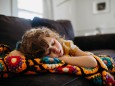 Young girl tired and sleeping on couch during the day Fort Worth, TX, United States PUBLICATIONxINxGERxSUIxAUTxONLY CR_T