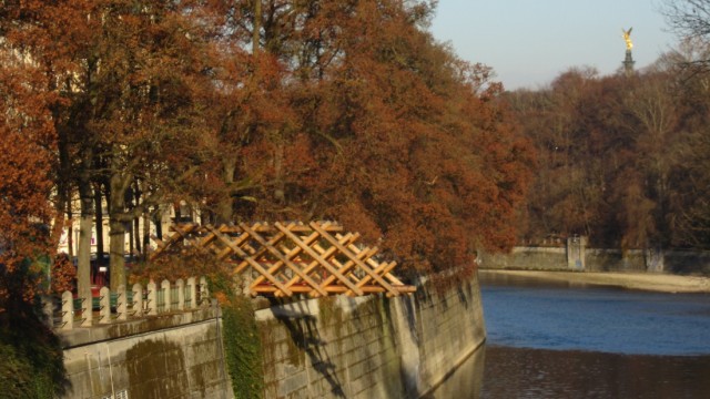 Architektur: "Bridge Sprout" ist ein Entwurf des Tokioer Architekturbüros Bow-Wow. Die scheinbar unvollendete Brücke, die zusammen mit dem Projektarchitekten Hannes Rössler entstand, wird bis Ende 2021 im Rahmen von Kunst im öffentlichen Raum am Münchner Isarufer stehen.